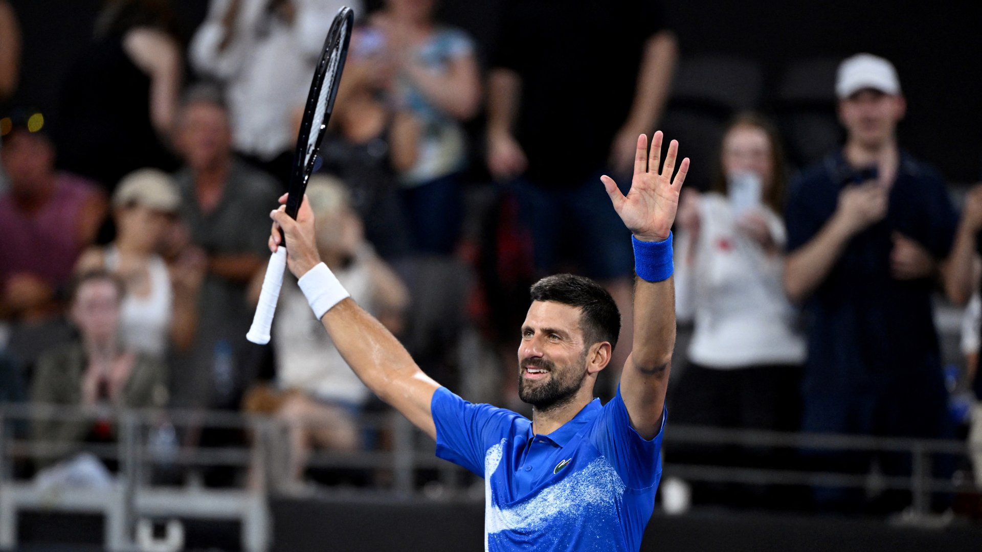 Djokovic estrena el año con victoria y mira hacia un hito histórico en Brisbane