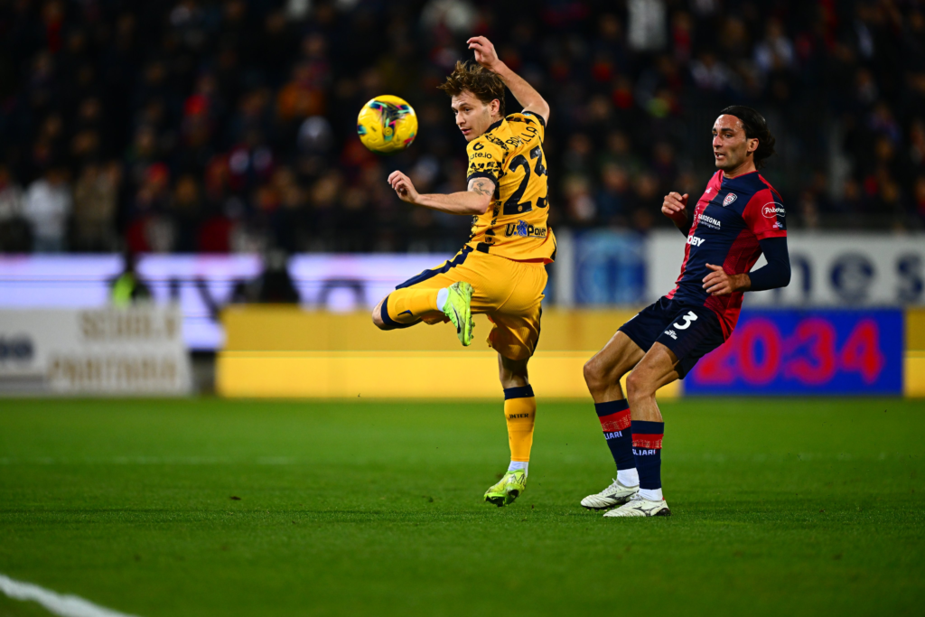 Inter goleó 3-0 a Cagliari y alcanzó la cima de la Serie A