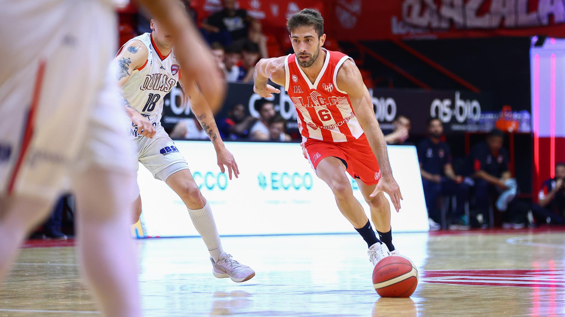 El lunes 2 de diciembre, la Liga Nacional de Básquetbol brindó una jornada llena de emoción y buen juego. Instituto extendió su racha ganadora a ocho victorias consecutivas al derrotar a Quimsa 79-69, mientras que Regatas alcanzó su cuarta victoria al hilo al vencer a Gimnasia y Esgrima de Comodoro Rivadavia por 83-80, en partidos que se definieron en los últimos minutos.