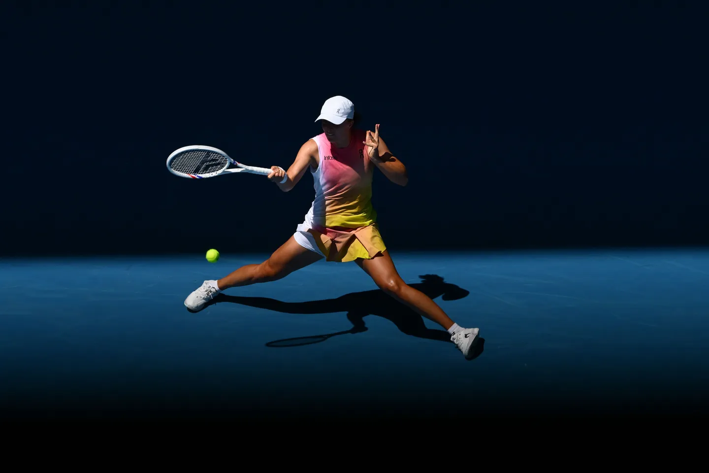 Swiatek avanza sin complicaciones en el Abierto de Australia y enfrentará a Raducanu