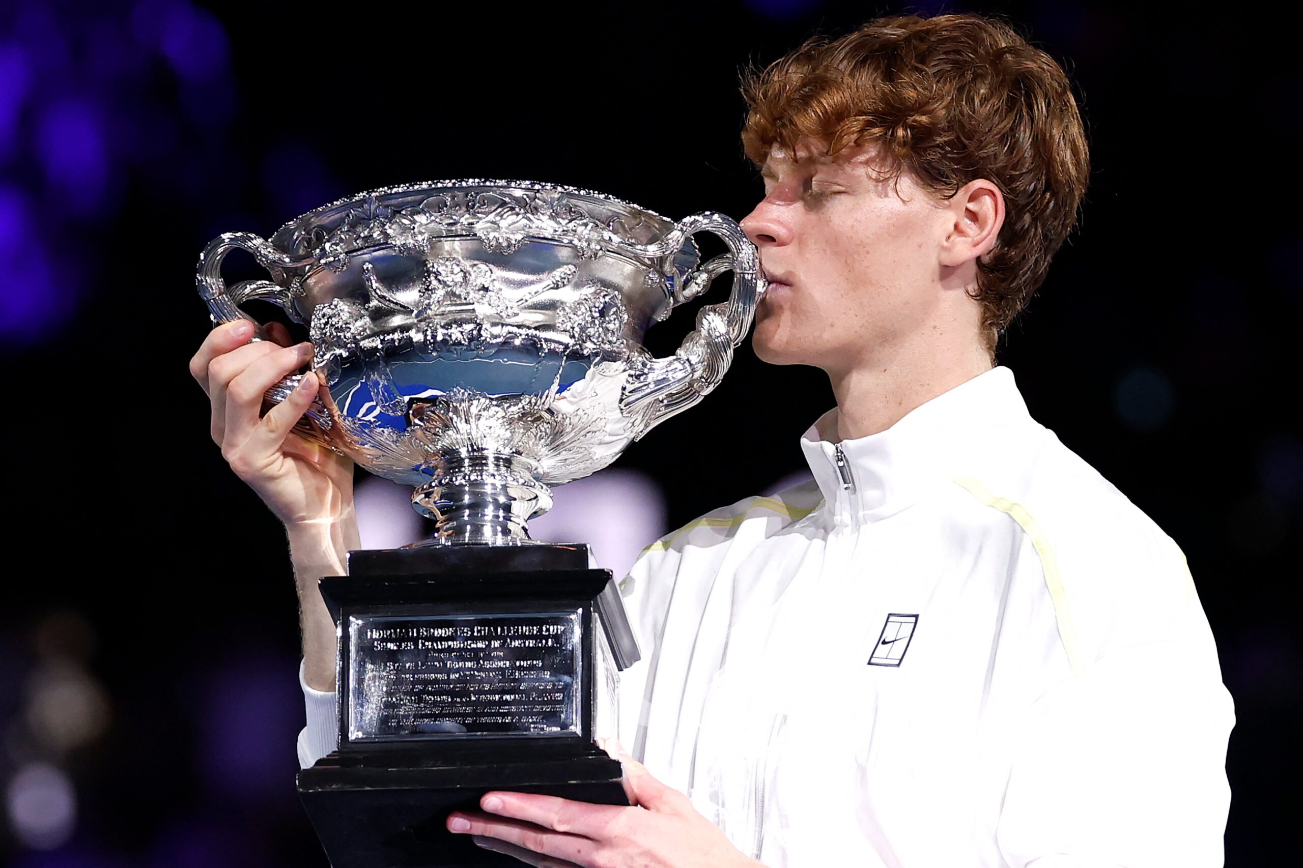 Este domingo, Jannik Sinner conquistó su tercer título de Grand Slam al defender con éxito el trono en el Abierto de Australia.