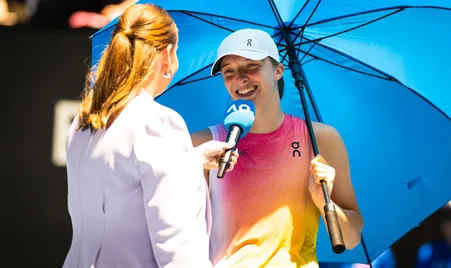 Swiatek avanza sin complicaciones en el Abierto de Australia y enfrentará a Raducanu