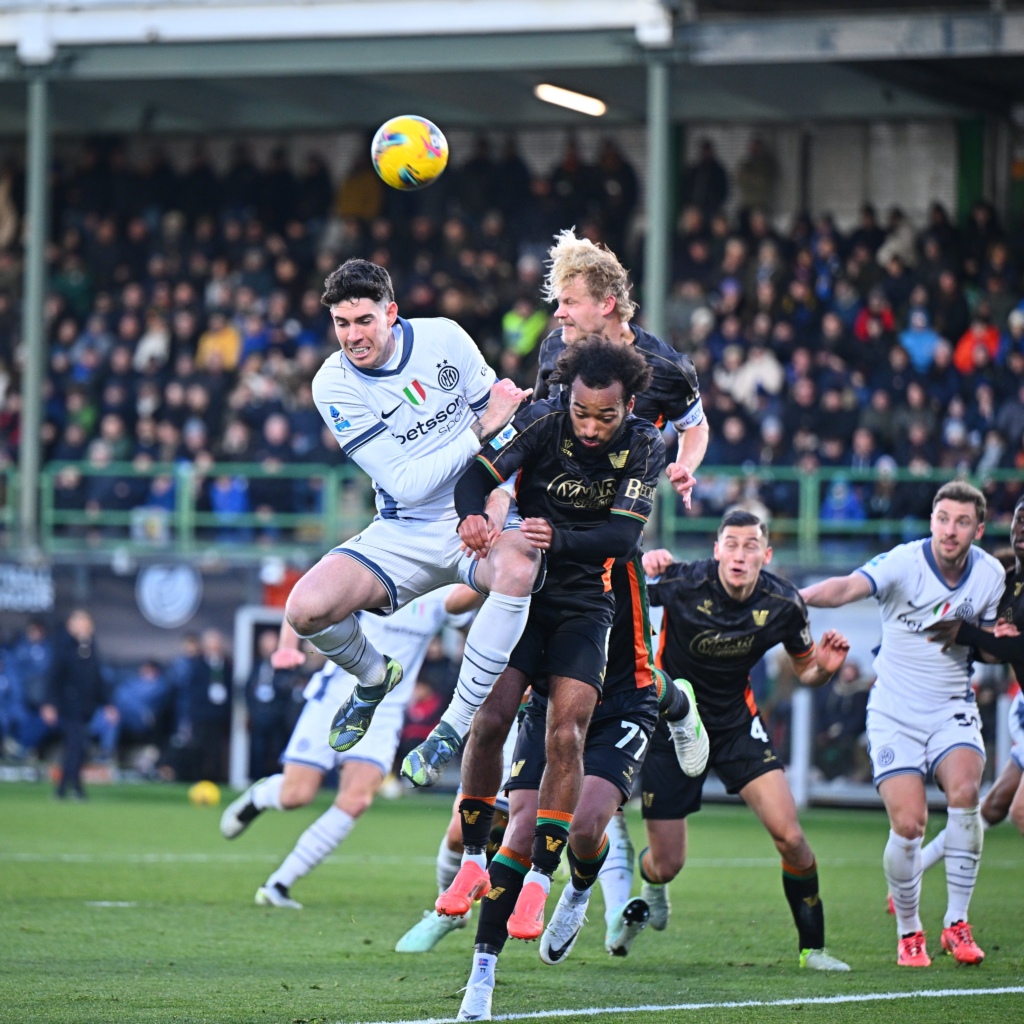 Inter se impone 1-0 a Venezia y se mantiene en la lucha por la cima de la Serie A