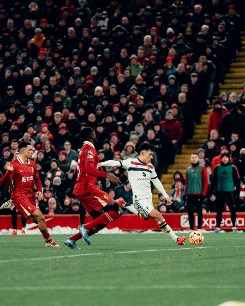 Liverpool y Manchester United empataron 2-2 en un intenso clásico de la Premier League