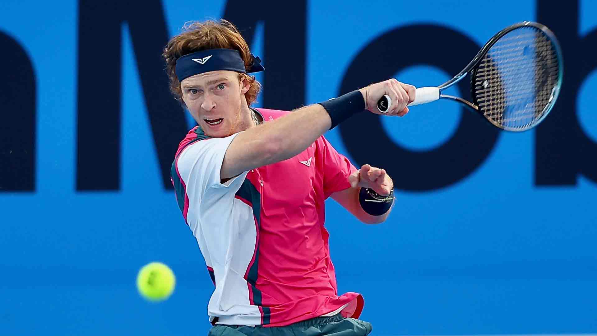 Rublev sobrevive a un dramático duelo y avanza a semifinales en Doha