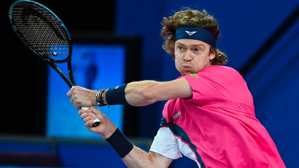 Rublev sobrevive a un dramático duelo y avanza a semifinales en Doha
