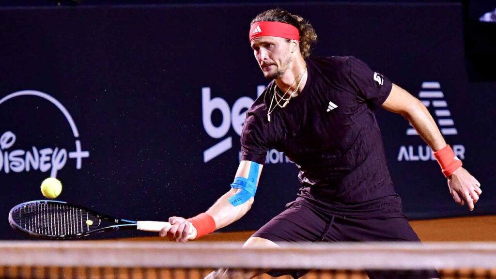 Zverev sigue sufriendo, pero avanza a cuartos en el ATP 500 de Río
