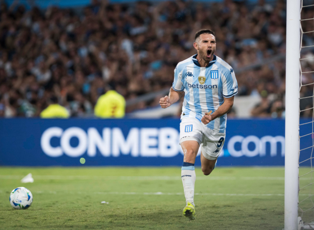 Racing pegó primero y venció a Botafogo en la ida de la Recopa
