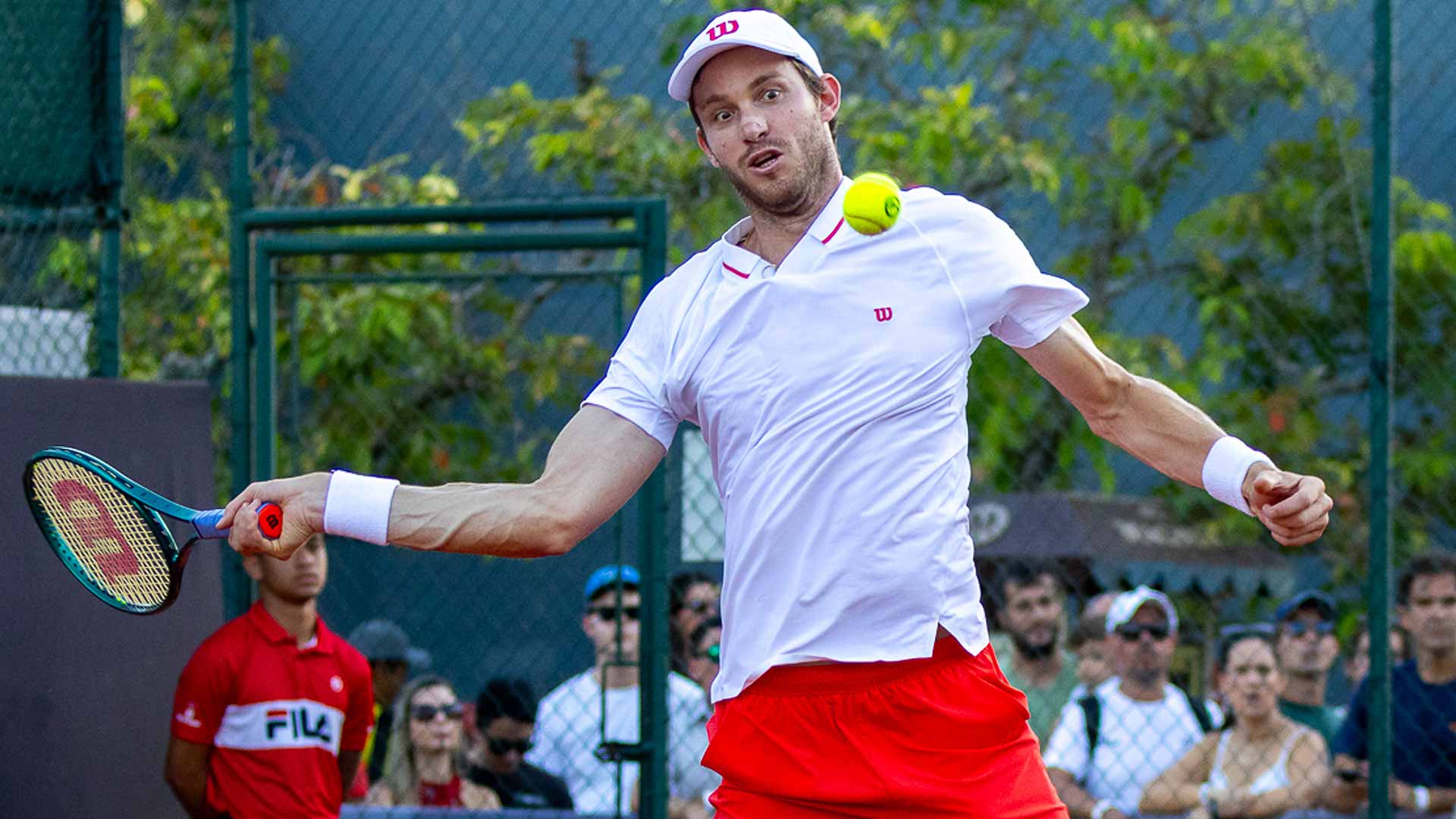 El chileno Nicolás Jarry superó un difícil estreno en el Rio Open al vencer a Juan Manuel Cerúndolo en tres sets.