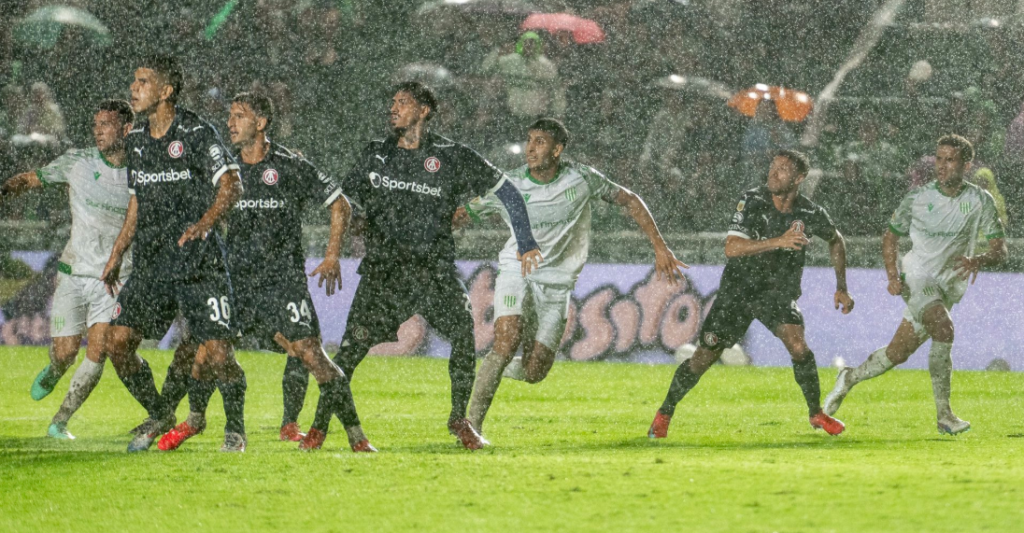 El agua dijo basta: Banfield e Independiente, suspendido en el Florencio Sola
