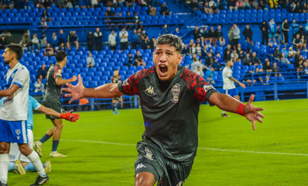 Huracán golpeó a Vélez en Liniers y profundizó su crisis