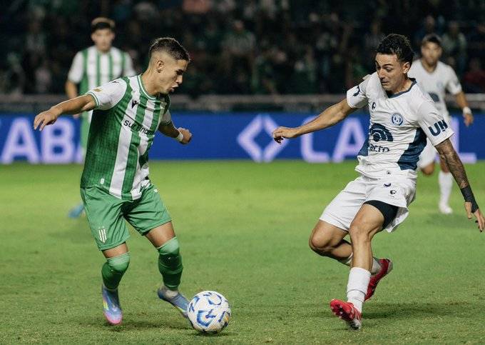 Banfield dejó escapar la victoria y la paciencia: empate, silbidos y polémica antes del clásico