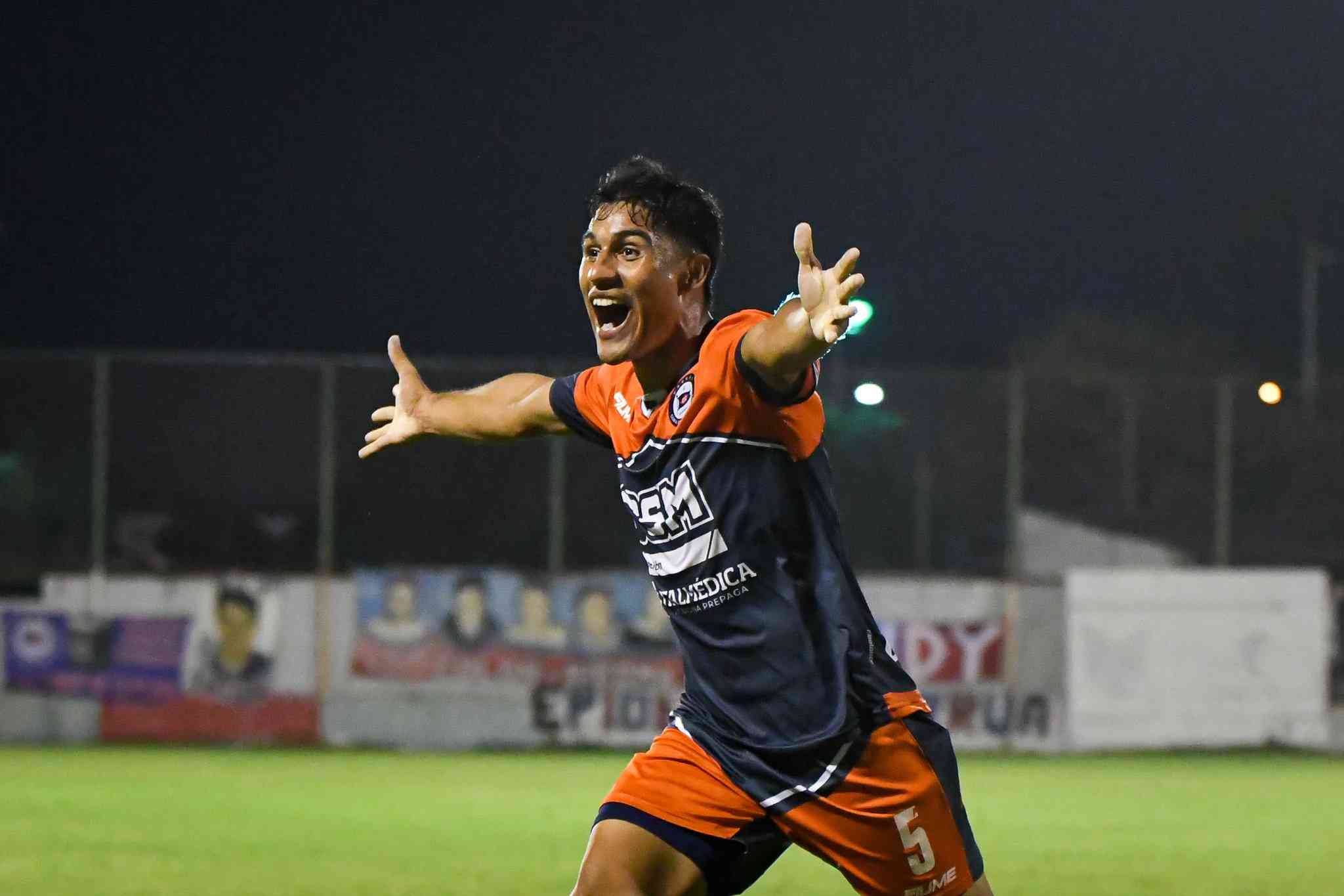 Central Córdoba ganó con uno menos y se cortó solo en la cima de la Primera C
