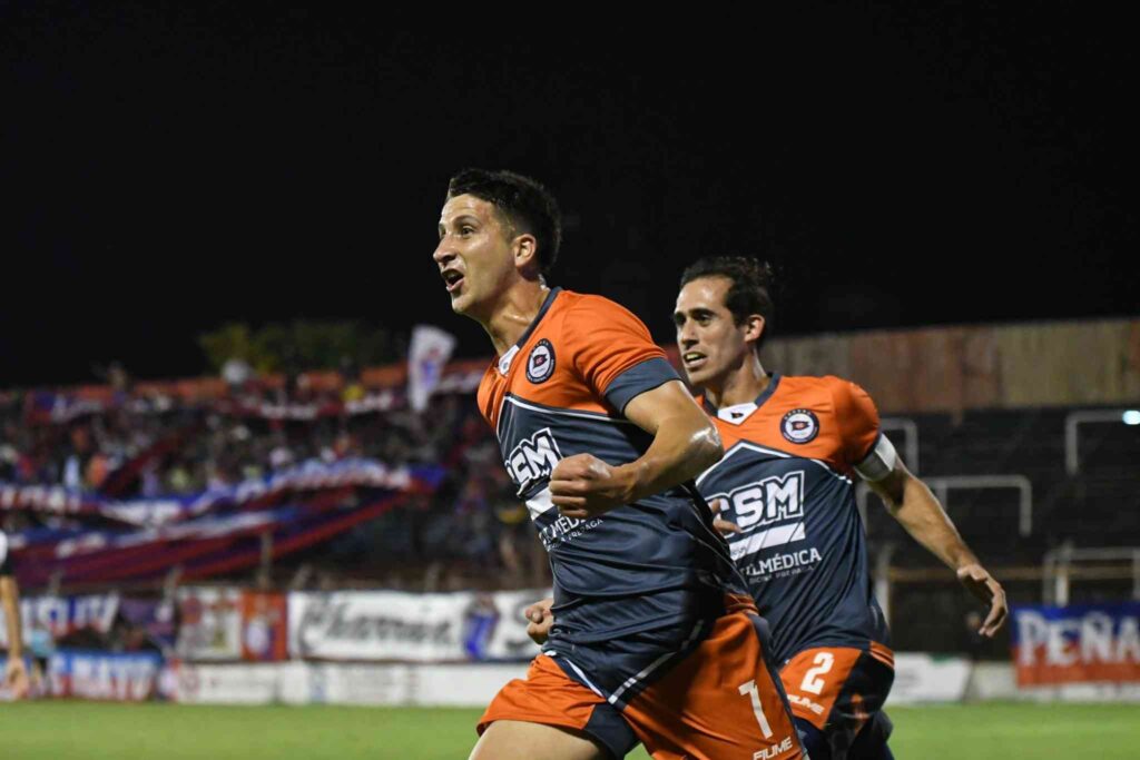 Central Córdoba ganó con uno menos y se cortó solo en la cima de la Primera C