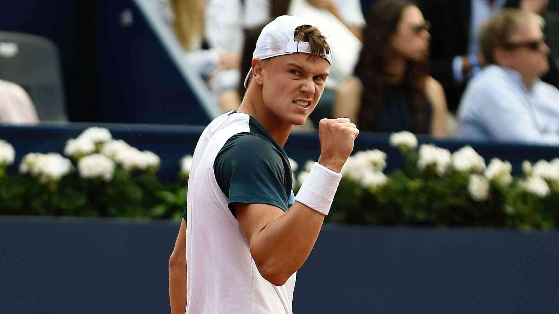 Rune y Ruud avanzan a cuartos en Barcelona; Báez cae, Tsitsipas y Fils siguen firmes