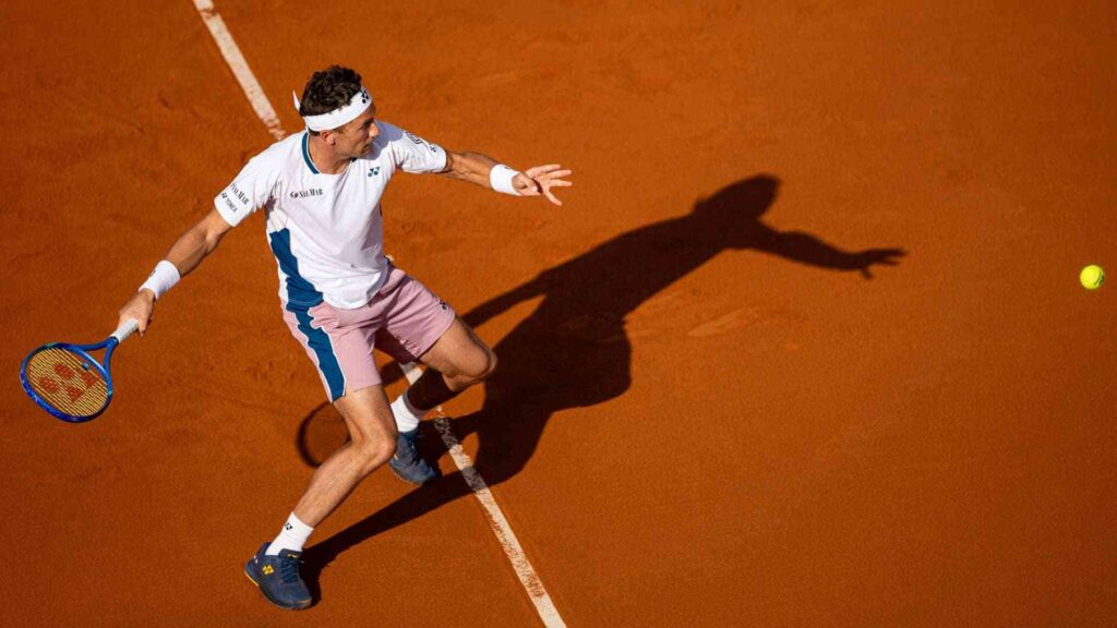 Rune y Ruud avanzan a cuartos en Barcelona; Báez cae, Tsitsipas y Fils siguen firmes