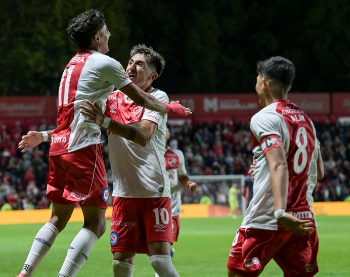 Argentinos Juniors brilló en La Paternal y goleó 3-0 a Barracas Central