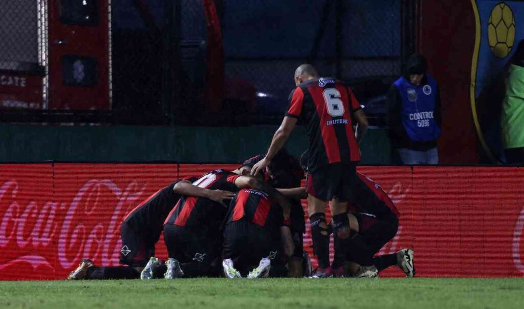 Bajo el diluvio, Defensores de Belgrano eliminó a Barracas Central