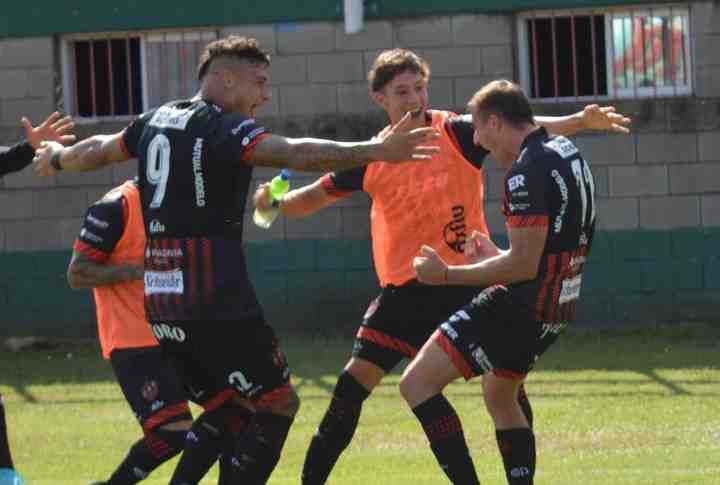 Atlanta y Patronato festejaron en el cierre de la jornada: goles, chilenas y polémica