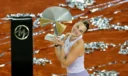 Aryna Sabalenka venció a Coco Gauff en sets corridos y levantó su tercer trofeo en la Caja Mágica. Con firmeza, se afianza como líder del ranking y sueña con Roland Garros.