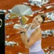 Aryna Sabalenka venció a Coco Gauff en sets corridos y levantó su tercer trofeo en la Caja Mágica. Con firmeza, se afianza como líder del ranking y sueña con Roland Garros.