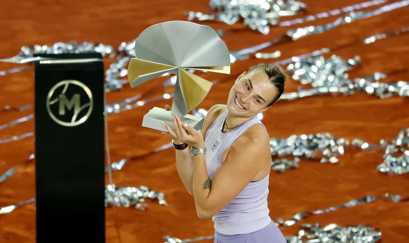 Aryna Sabalenka venció a Coco Gauff en sets corridos y levantó su tercer trofeo en la Caja Mágica. Con firmeza, se afianza como líder del ranking y sueña con Roland Garros.