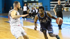 Peñarol arrolló a Zárate Basket 110-81 y Riachuelo dio vuelta un partido épico para vencer a Gimnasia 77-73 en la Liga Nacional.