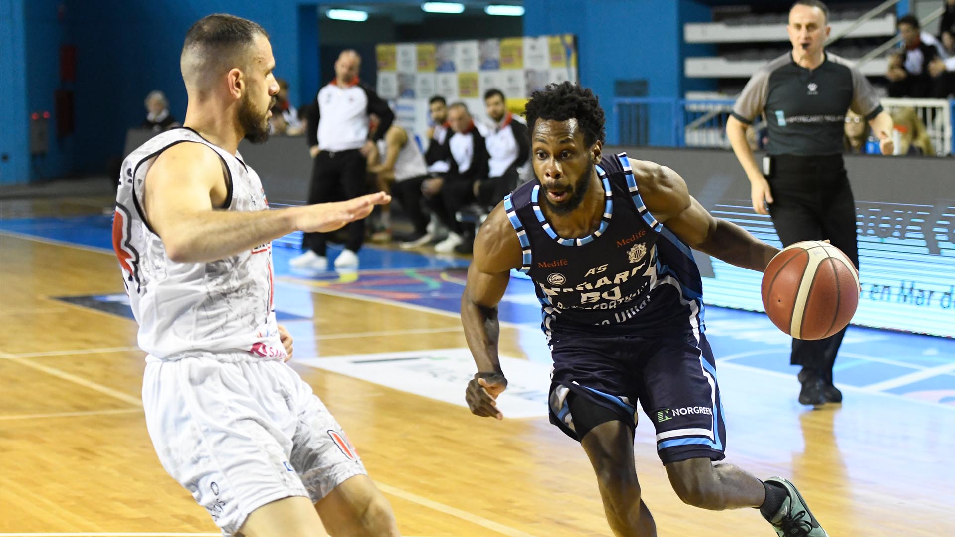 Peñarol arrolló a Zárate Basket 110-81 y Riachuelo dio vuelta un partido épico para vencer a Gimnasia 77-73 en la Liga Nacional.