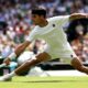 Alcaraz se repone del susto en su estreno y sobrevive a un durísimo Fognini en cinco sets.