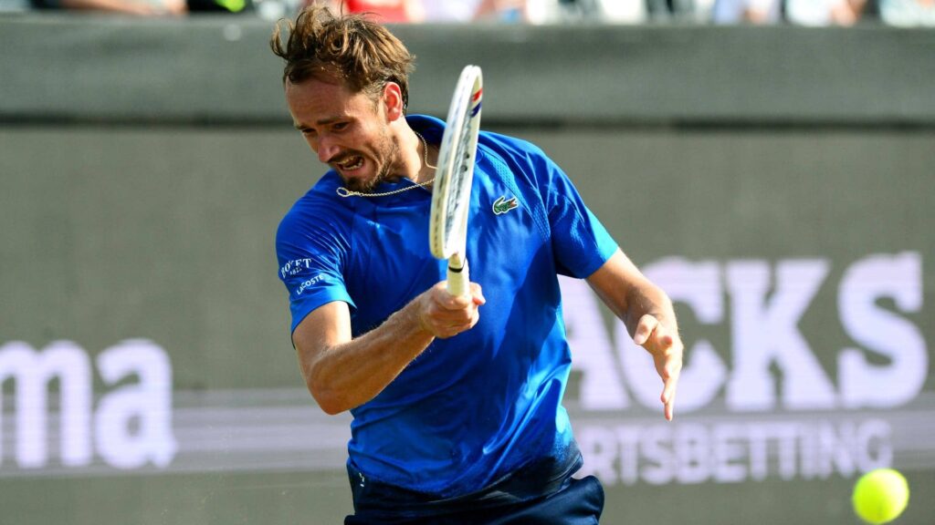 Medvedev pisa fuerte el césped y avanza en 's-Hertogenbosch