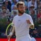 ¡Moutet sobrevive a un pelotazo y al match point para lograr la victoria de su vida!