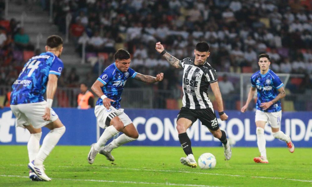 Empate sin goles en la ida entre Central Córdoba y Cerro Largo; todo se define en la vuelta.