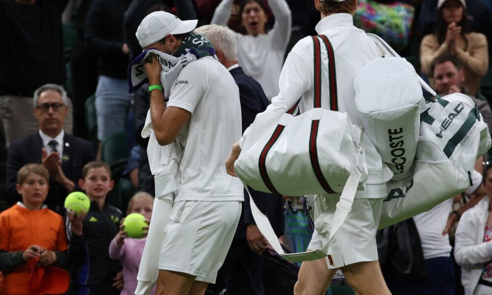 Sinner alcanzó sus cuartos de final consecutivos en Wimbledon tras una dolorosa lesión de Dimitrov.