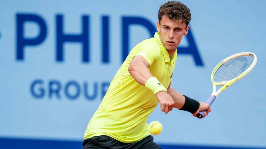 Juan M. Cerúndolo gana en su debut en Gstaad tras vencer a Jan-Lennard Struff y avanza con firmeza a segunda ronda.