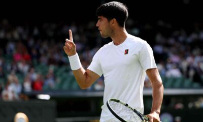 Carlos Alcaraz se blinda en Wimbledon y alcanza 20 victorias seguidas en la Catedral del tenis.