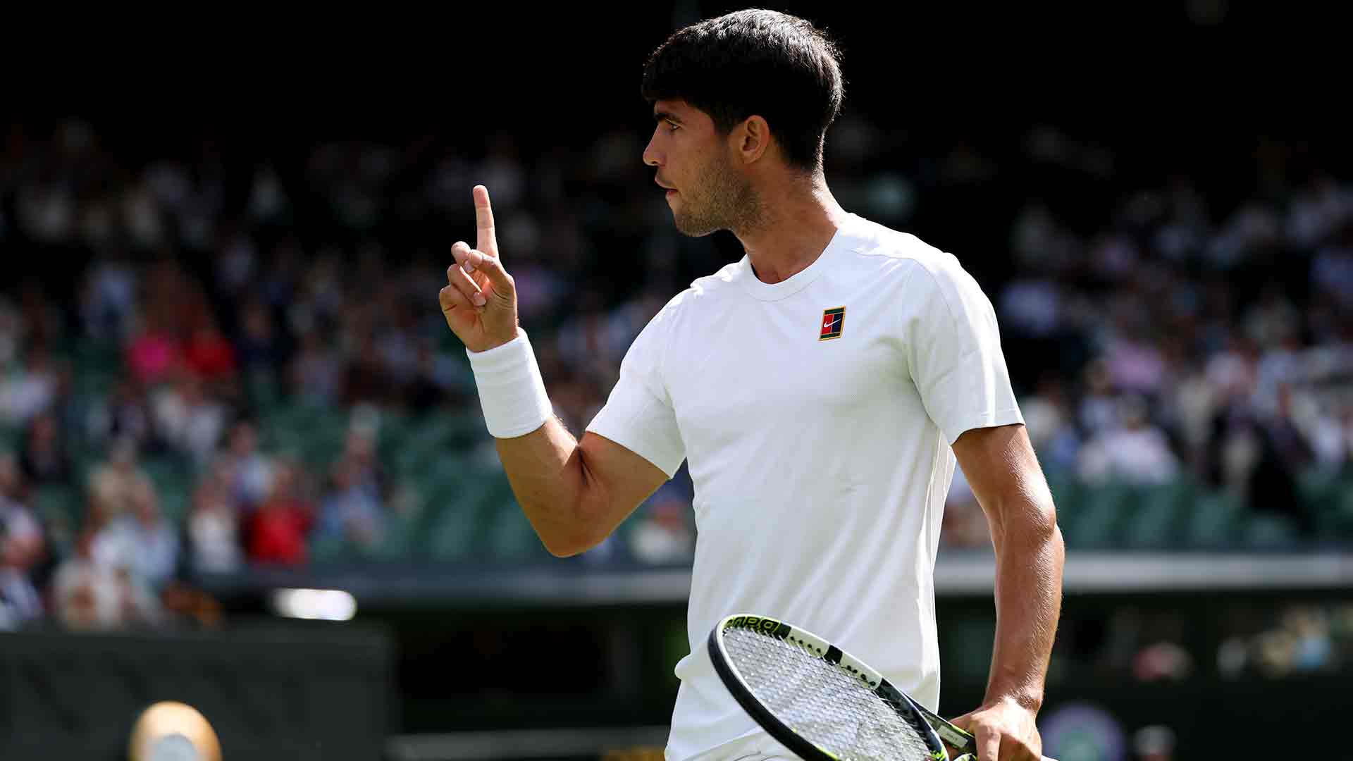 Carlos Alcaraz se blinda en Wimbledon y alcanza 20 victorias seguidas en la Catedral del tenis.
