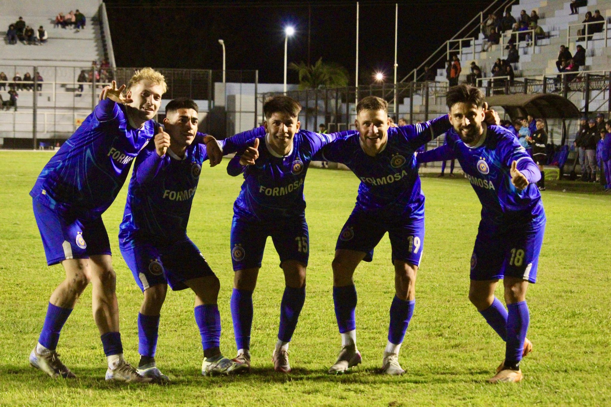 La sexta fecha de la Fase Reválida del Torneo Federal A tuvo acción en distintos puntos del país, donde varios equipos dieron pasos decisivos en la lucha por la permanencia y los puestos de clasificación. La nota la dieron Sol de América, que derrotó a Gimnasia de Concepción del Uruguay en Formosa; Sarmiento de Resistencia, que fue eficaz contra El Linqueño; Guillermo Brown, que goleó a Santamarina en Madryn; y Estudiantes de San Luis, que superó a Gutiérrez SC. 🟦 Sol de América 3 – Gimnasia (CDU) 1 En Formosa, el conjunto dirigido por Omar Larroza se impuso en un duelo clave por la permanencia. Con goles de Franco Paredes, Luis Campero y Pedro Muné, el Solense dejó sin chances a un rival directo. Micael Bogado descontó para el Lobo entrerriano. Con esta victoria, el equipo formoseño llegó a 7 puntos y tomó aire en los promedios. 🟩 Sarmiento (Resistencia) 2 – El Linqueño 1 El Decano mostró carácter y pegó en los momentos justos. Carlos Arriola abrió la cuenta y luego Cristian Almirón amplió la ventaja. Sobre el final, un gol en contra de Franco Domínguez le dio suspenso, pero Sarmiento sostuvo el 2-1 que lo deja cerca de la salvación, con 12 puntos. 🟦 Guillermo Brown 4 – Santamarina 1 En Puerto Madryn, la Banda se lució con una goleada que lo deposita en la cima de su zona. Tras comenzar en desventaja por un tanto de Luis Dezi, reaccionó con los goles de Marcos Giménez, Martín Rivero, Ramiro Paileman y un golazo de mitad de cancha de Nicolás Sánchez. Con 11 puntos, Brown comparte la punta con San Martín de Mendoza. 🟩 Estudiantes (SL) 2 – Gutiérrez SC 1 En San Luis, el Albiverde logró su primera victoria en la Reválida. Joaquín Bustamante y Ezequiel Sosa anotaron para el local, mientras que Gustavo Gutierre descontó para el Perro mendocino, ya descendido. Los de Hernán Darío Ortiz llegaron a 5 puntos y mantienen la ilusión de quedarse en la categoría. El sábado dejó resultados clave en la Fase Reválida del Federal A, con victorias que reacomodan las tablas y alimentan la esperanza de varios equipos. Lo más saliente: el aire fresco para Sol de América, la contundencia de Sarmiento, la jerarquía de Guillermo Brown y el desahogo de Estudiantes de San Luis.