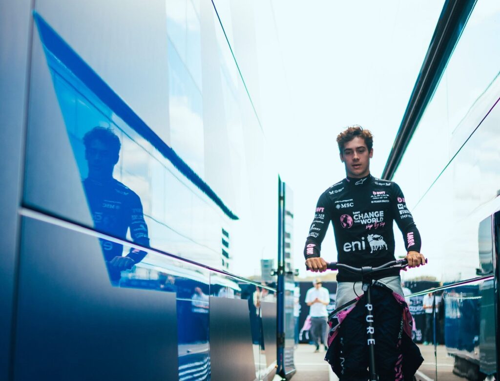 El auto es una porquería: es mas rápido el monopatín