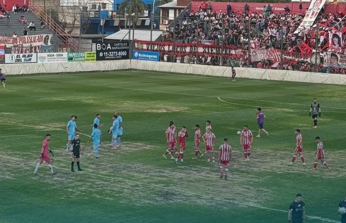 Con gol de Luis Olivera y la figura de Mauricio Aquino, CADU ganó una final por la permanencia y dejó casi condenado a Talleres (RE).
