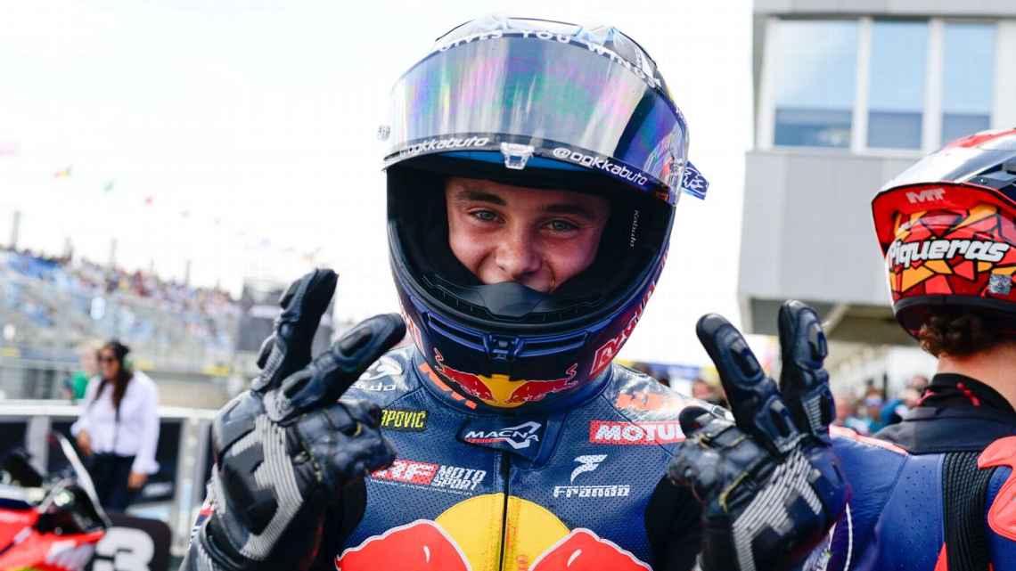 El argentino quedó a un suspiro del triunfo en una definición que ya es historia del Mundial de Moto3.
