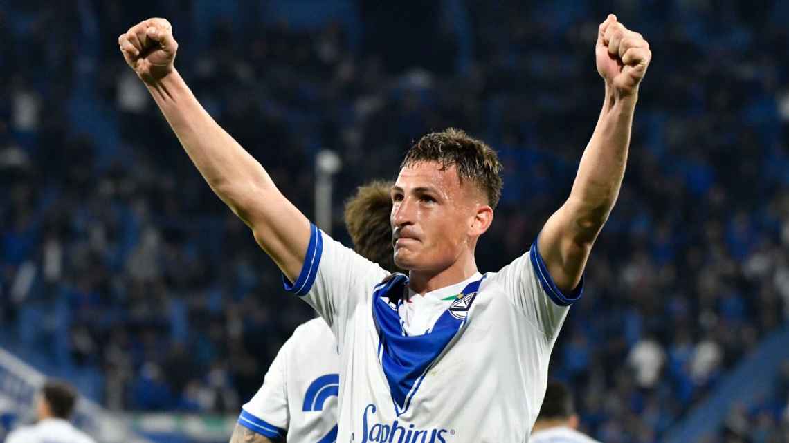 Con una actuación brillante, Vélez superó 3-0 a Lanús y se subió a la cima de la Zona B del Clausura.