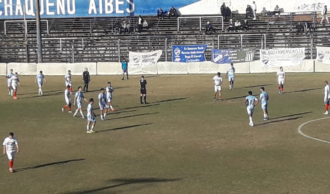 Argentino de Rosario goleó 3-0 a Deportivo Paraguayo y sigue firme en la lucha de la Primera C.