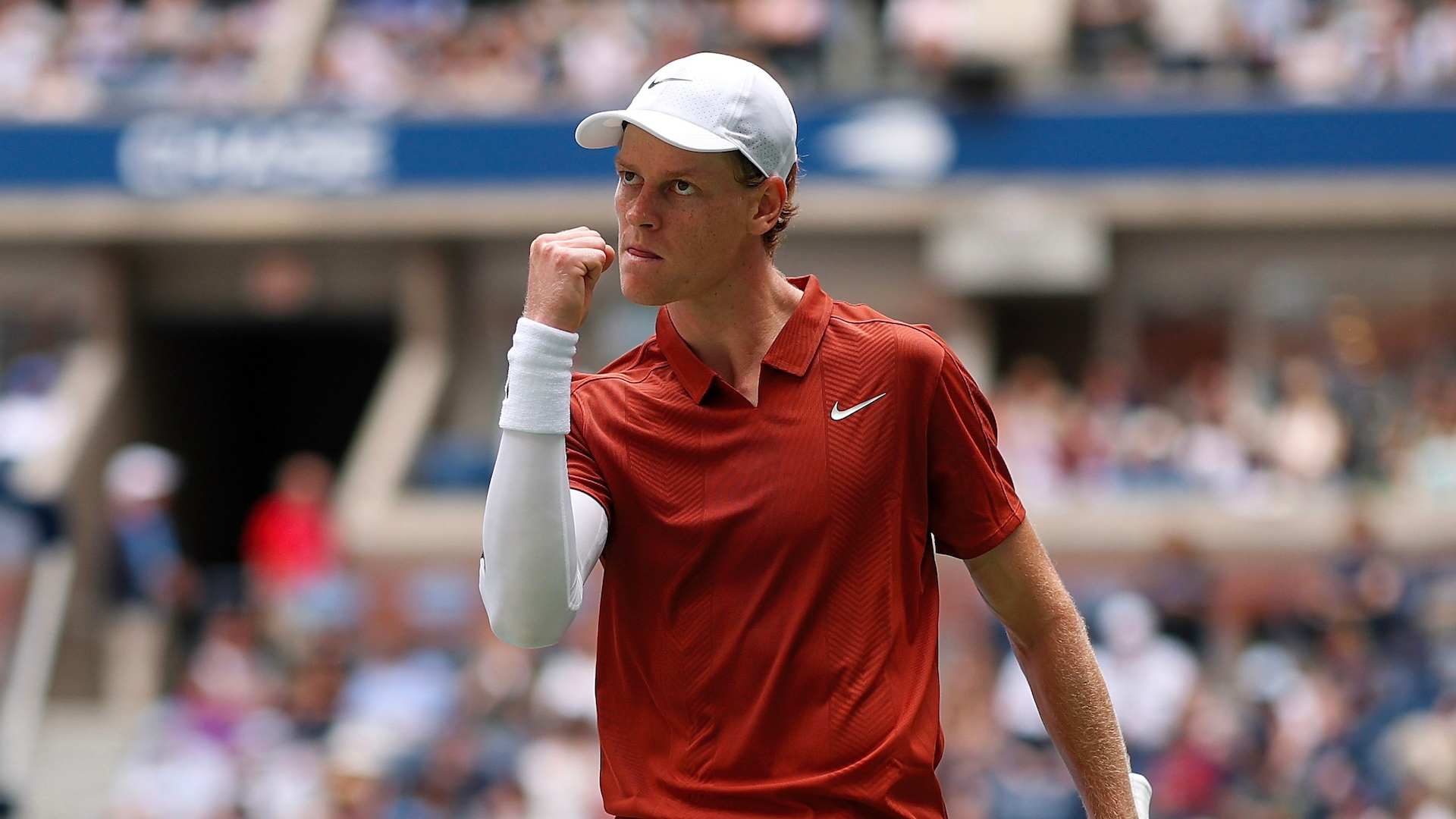 Jannik Sinner venció a Alexei Popyrin y avanzó sin sobresaltos a tercera ronda del US Open.