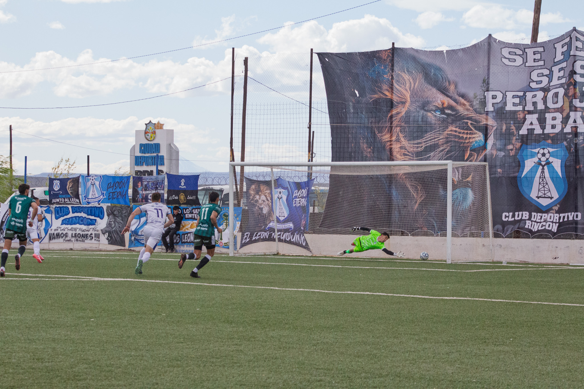 El León rugió en casa y Rincón se impuso en el primer choque ante Sportivo Belgrano.