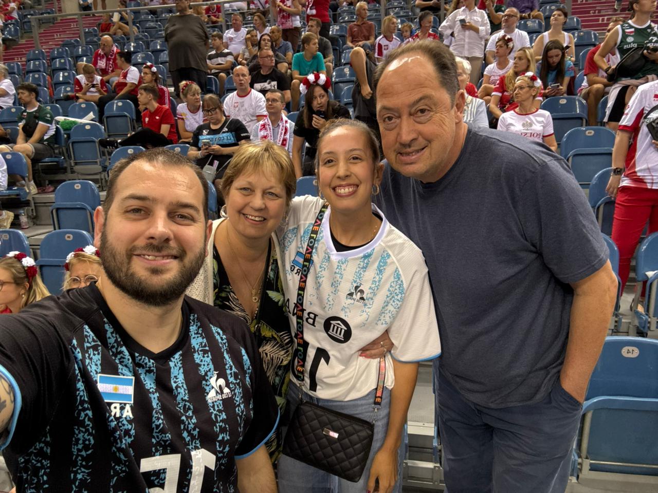 Ricardo De Cecco destacó a su hijo Luciano tras jugar seis Mundiales: “Es muy groso”. Orgullo argentino en el vóley internacional.