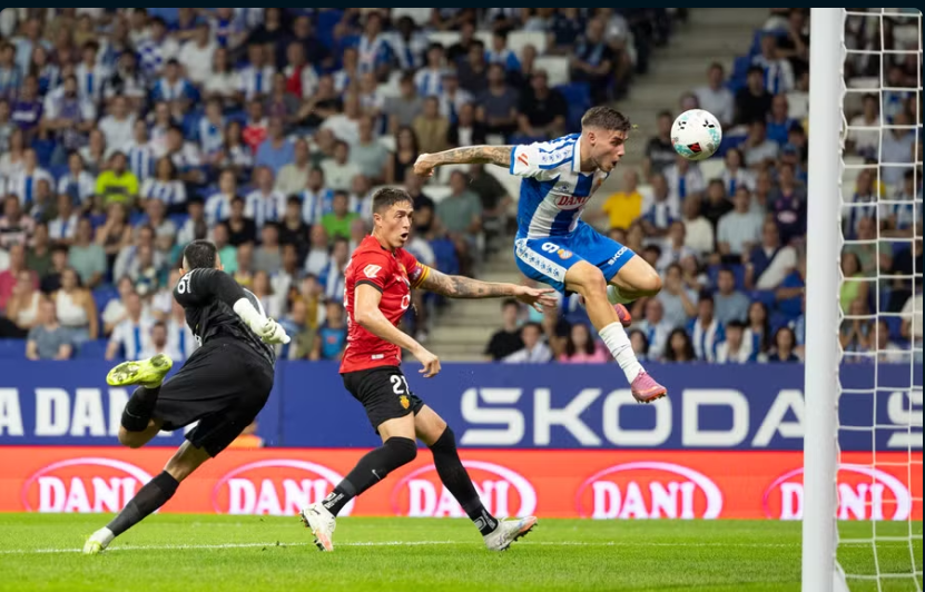 El Espanyol sufrió con la roja a Milla, pero Kike García dio la victoria ante el Mallorca de Muriqi.
