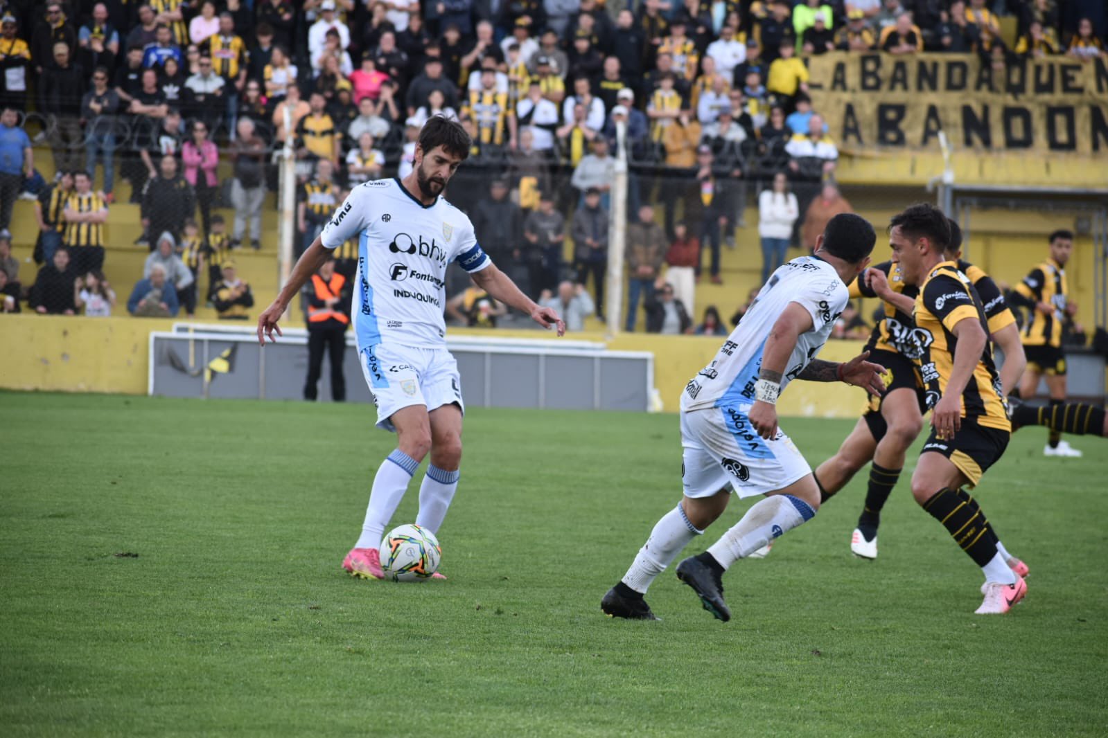 El Federal A vivió una jornada de cuartos de final marcada por la paridad, la polémica y la eficacia de los visitantes.