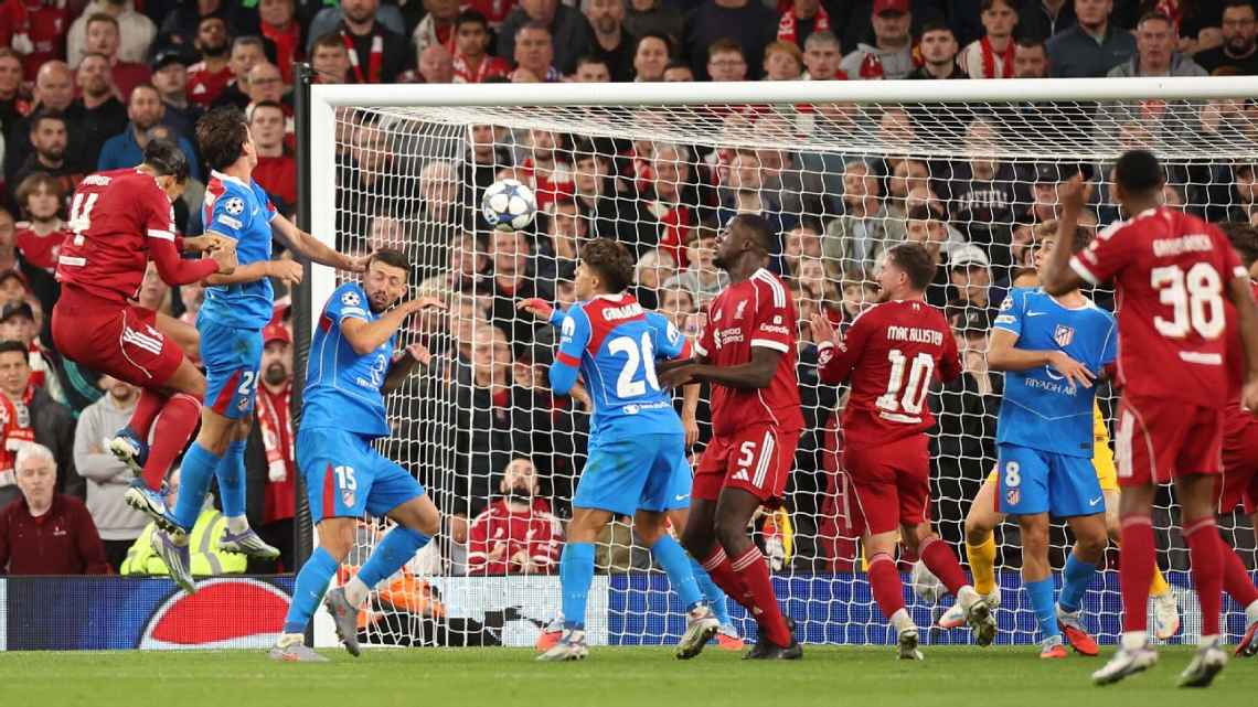 Un doblete de Marcos Llorente no alcanzó y el Liverpool venció 3-2 al Atlético con un cabezazo de Van Dijk en el final de un partidazo de Champions.
