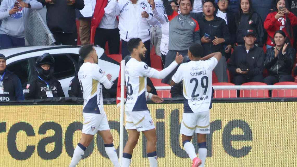 Liga de Quito se hizo fuerte en el estadio Rodrigo Paz Delgado y derrotó 2-0 a São Paulo en la ida de los cuartos de final de la CONMEBOL Libertadores 2025. Con esta victoria, el equipo de Thiago Nunes se ilusiona con volver a una semifinal continental, mientras que los brasileños deberán remontar en el Morumbí. El encuentro arrancó con dominio paulista. Con Cedric Soares, Damián Bobadilla y Luciano, la visita manejó la pelota y complicó por el sector derecho. Liga no encontraba claridad y Jeison Medina se mostraba impreciso en el frente de ataque. Sin embargo, el gol cambió la historia. A los 15 minutos, Gian Franco Allala metió un pase largo para Bryan Ramírez, quien definió de volea cruzada para el 1-0. El tanto dio confianza al local, que empezó a proyectar a José Quintero y a presionar alto. En la segunda parte, São Paulo buscó con más ímpetu y exigió a Gonzalo Valle, que respondió ante remates de Luciano y Marcos Antonio. La lesión de Alejandro Cabeza obligó al ingreso de Michael Estrada, quien terminaría siendo clave. Cuando el Tricolor Paulista pasaba por su mejor momento, un error en la salida fue aprovechado por Estrada. El delantero definió de primera para establecer el 2-0 a los 84 minutos. Incluso tuvo el tercero, pero el arquero Rafael evitó la goleada. La revancha será el jueves 25 de septiembre en el estadio Morumbí, donde São Paulo buscará revertir la serie y Liga intentará sostener la ventaja.
