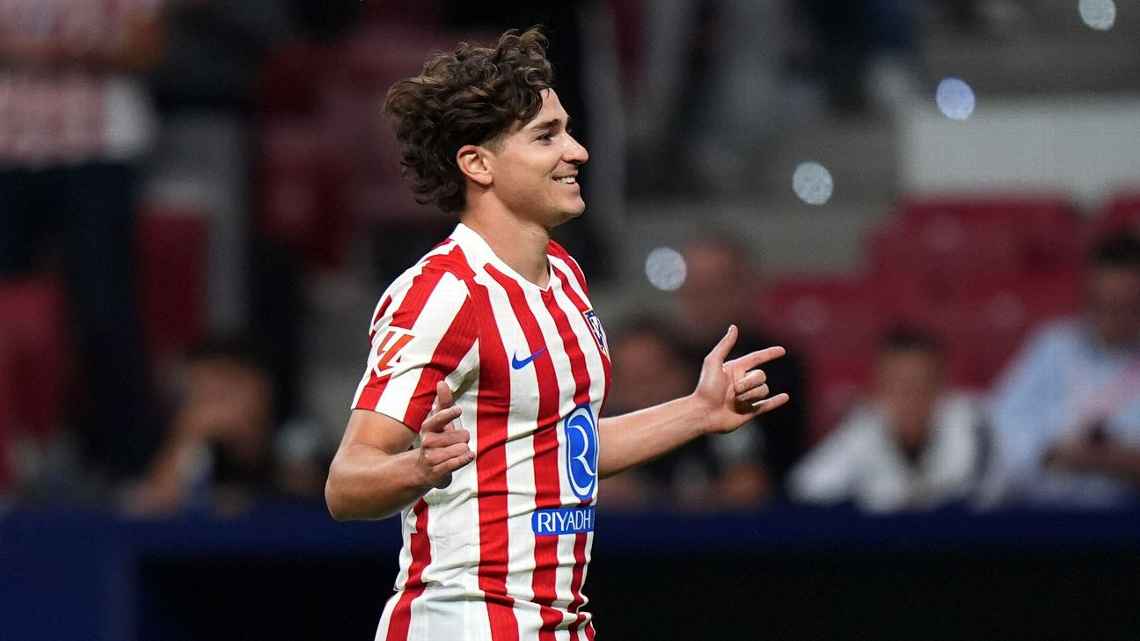 Un triplete de Julián Álvarez dio al Atlético de Madrid una victoria agónica 3-2 frente al Rayo Vallecano en el Metropolitano.